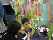 短冊を書く親子:Mother and child wrote prayers on strips of colored paper